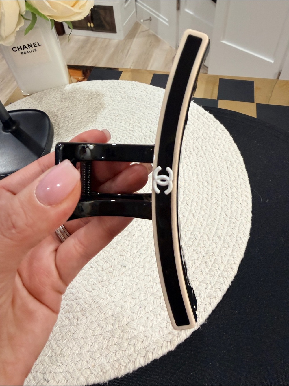 Black & White Logo Hair Claw Clip - 5 inches - NEW - Picture 4 of 4